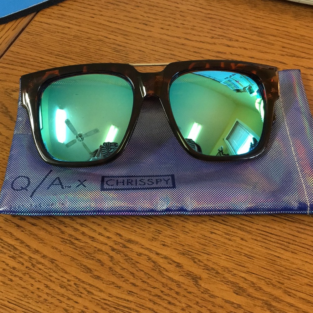 Quay Chrisspy Mirror Sunshades
